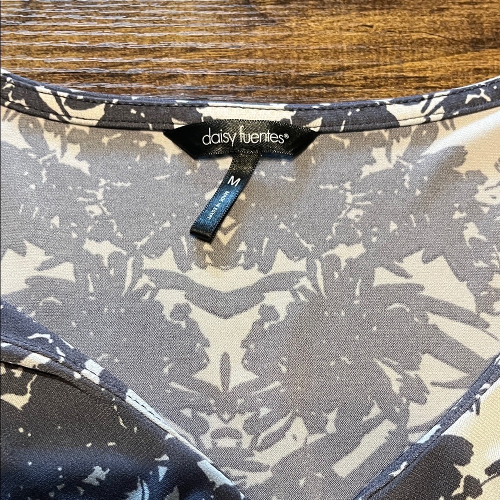 Daisy Fuentes Elegant Gray and Cream Patterned Blouse - Picture 2 of 3